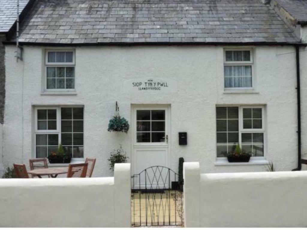 The Old Shop Villa Llandyfrydog Kültér fotó